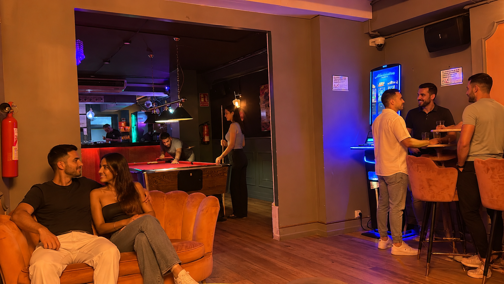 Ambiente nocturno con clientes en la zona de juegos